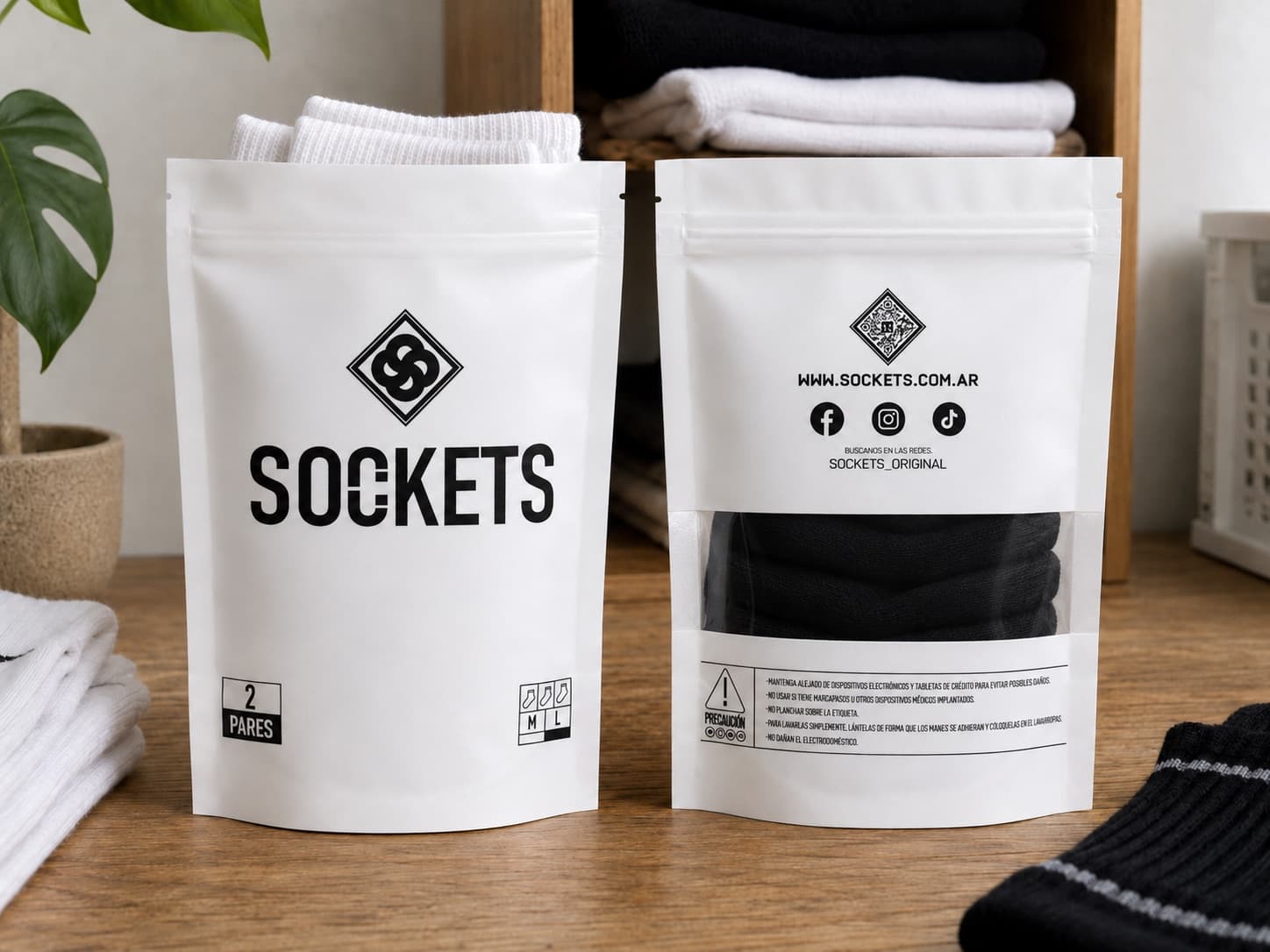 Packaging blanco de Sockets, frente y dorso, con medias adentro