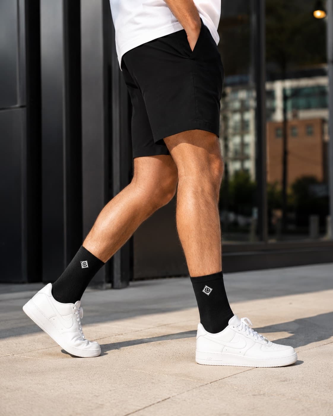Persona caminando por la ciudad con medias Sockets negras